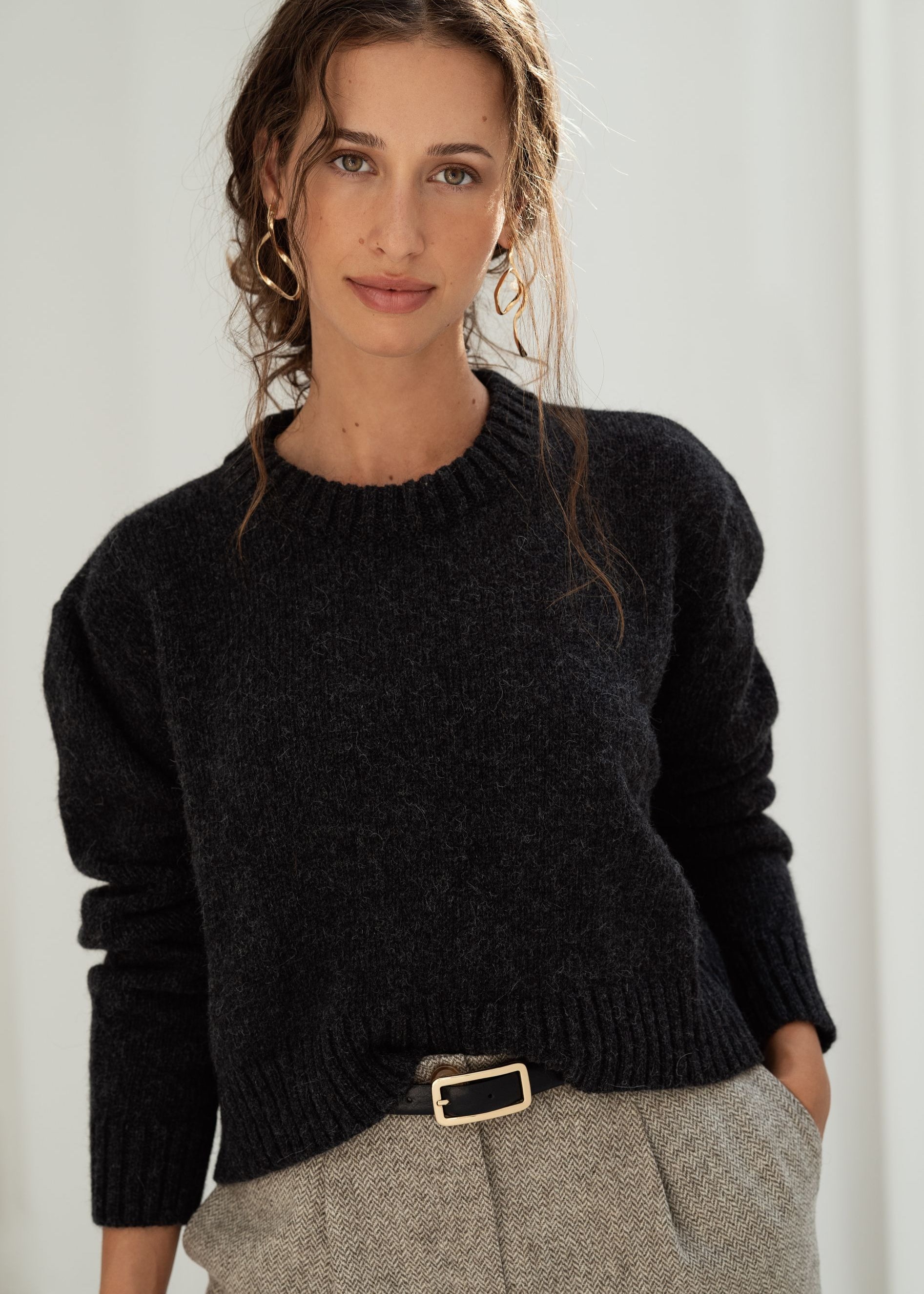 Naz women's sustainable alpaca and wool sweater made from 100% recycled fibers in black. Made in Portugal.